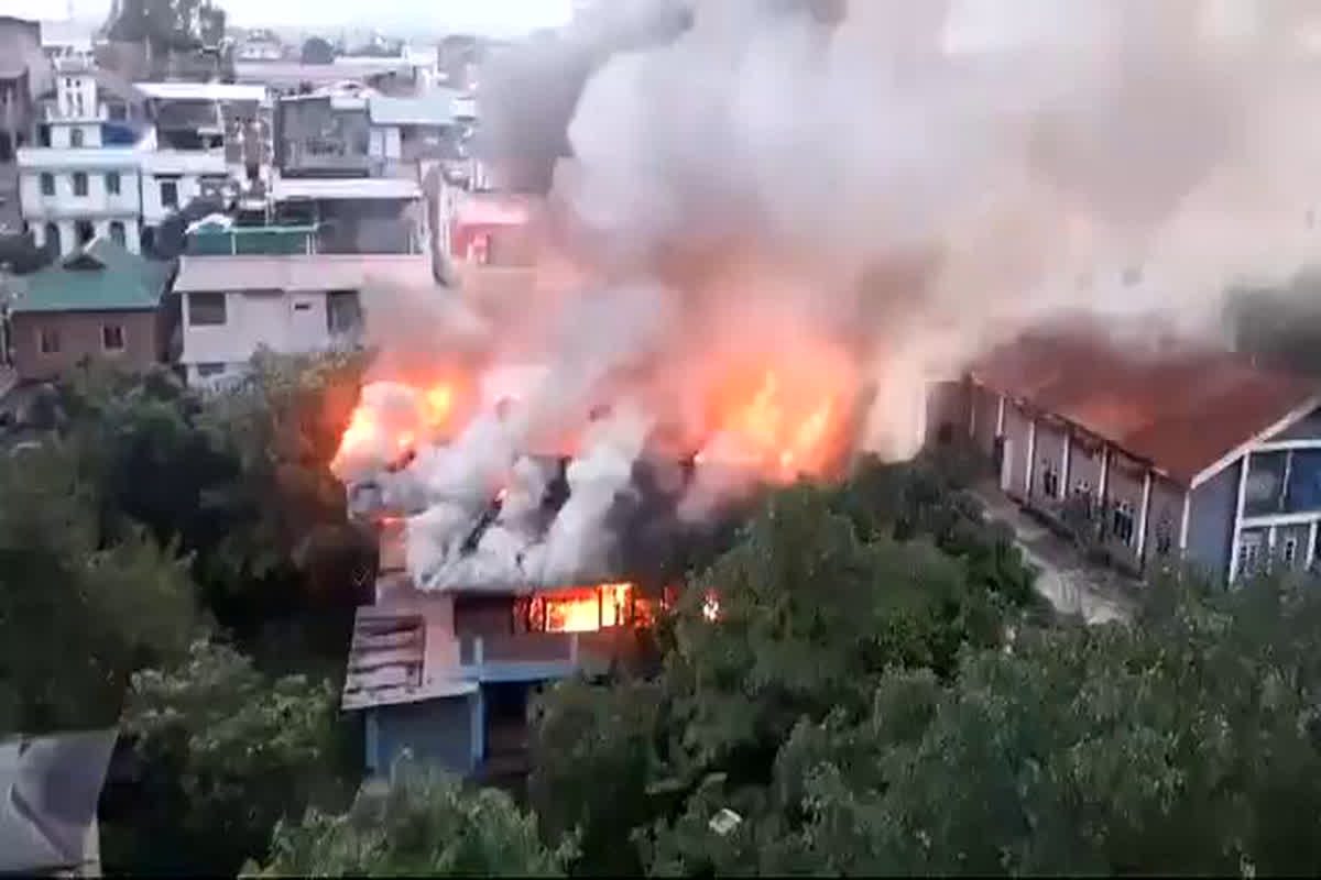 Manipur Violence : हिंसा के बीच सचिवालय के पास लगी भीषण आग, कुछ ही दूरी पर है मुख्यमंत्री आवास