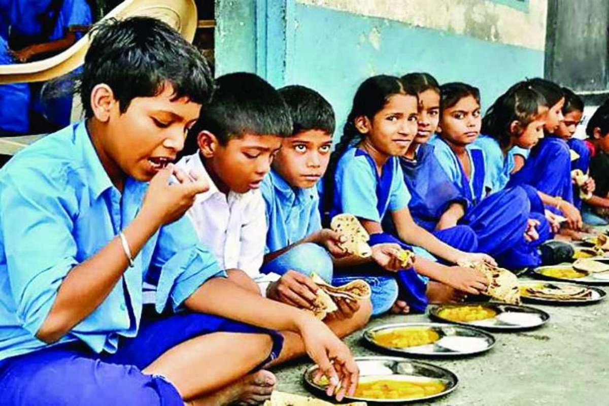 MP News: स्कूल में भोजन की क्वालिटी निकली खराब, चखते ही ठनका कलेक्टर का माथा, इन्हें थमा दिया नोटिस
