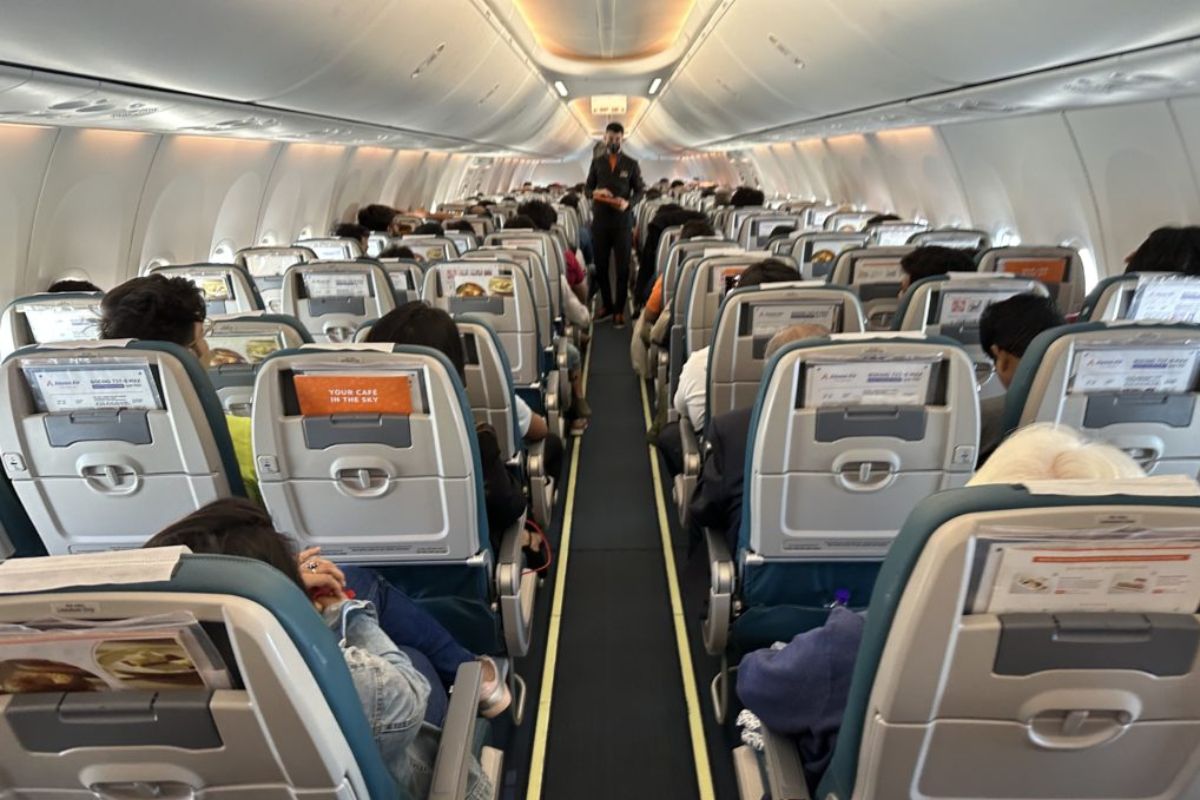 Mumbai crime news: उड़ते विमान के भीतर जमकर बवाल.. शख्स खोलने लगा दरवाजा, मना करने पर क्रू से मारपीट..