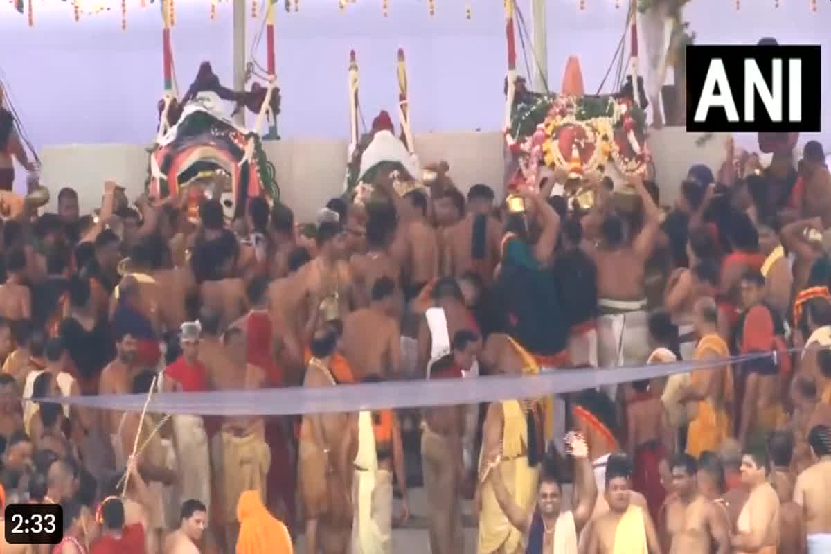 Jagannath Sahasradhara Snan: भगवान जगन्नाथ को 108 घड़ों से पवित्र जल भरकर कराया गया सहस्त्र धारा स्नान, अब 14 दिन तक नहीं देंगे दर्शन