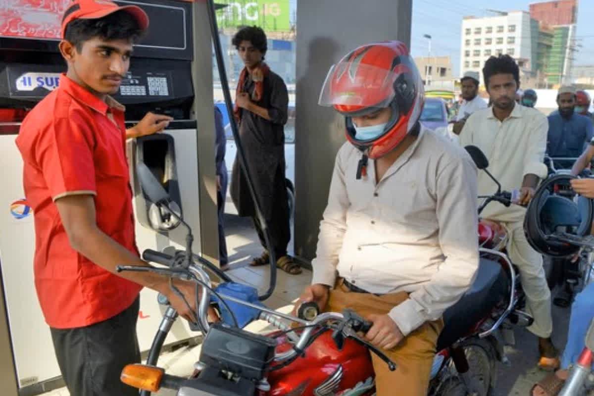 No Petrol Without Helmet: बिना हेलमेट बाइक सवारों को नहीं मिलेगा पेट्रोल, जिला प्रशासन ने जारी किया आदेश