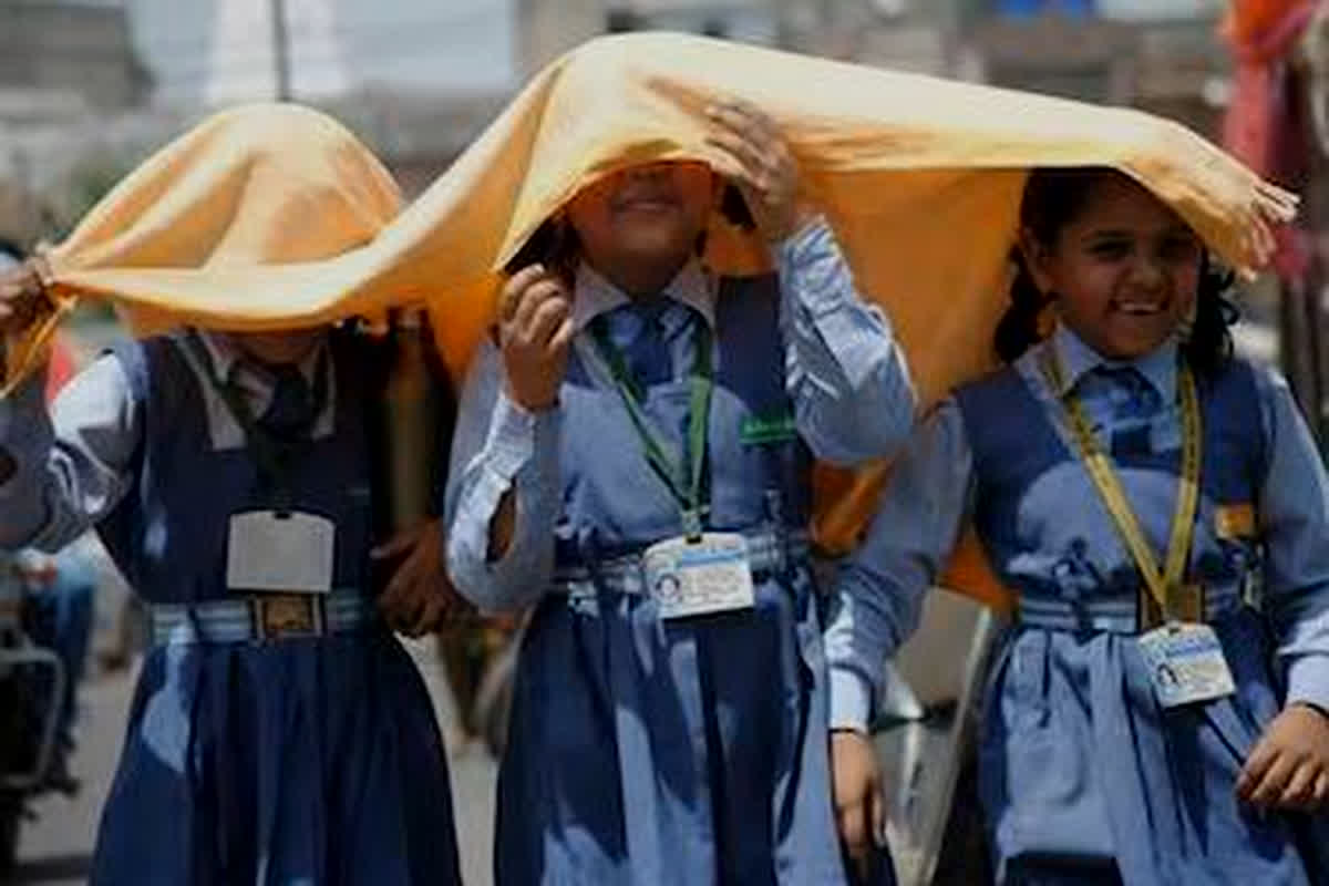 School Holidays Extended: भीषण गर्मी से बच्चों को मिली राहत,  इन राज्यों में बढ़ाई गई स्कूलों की छुट्टियां…
