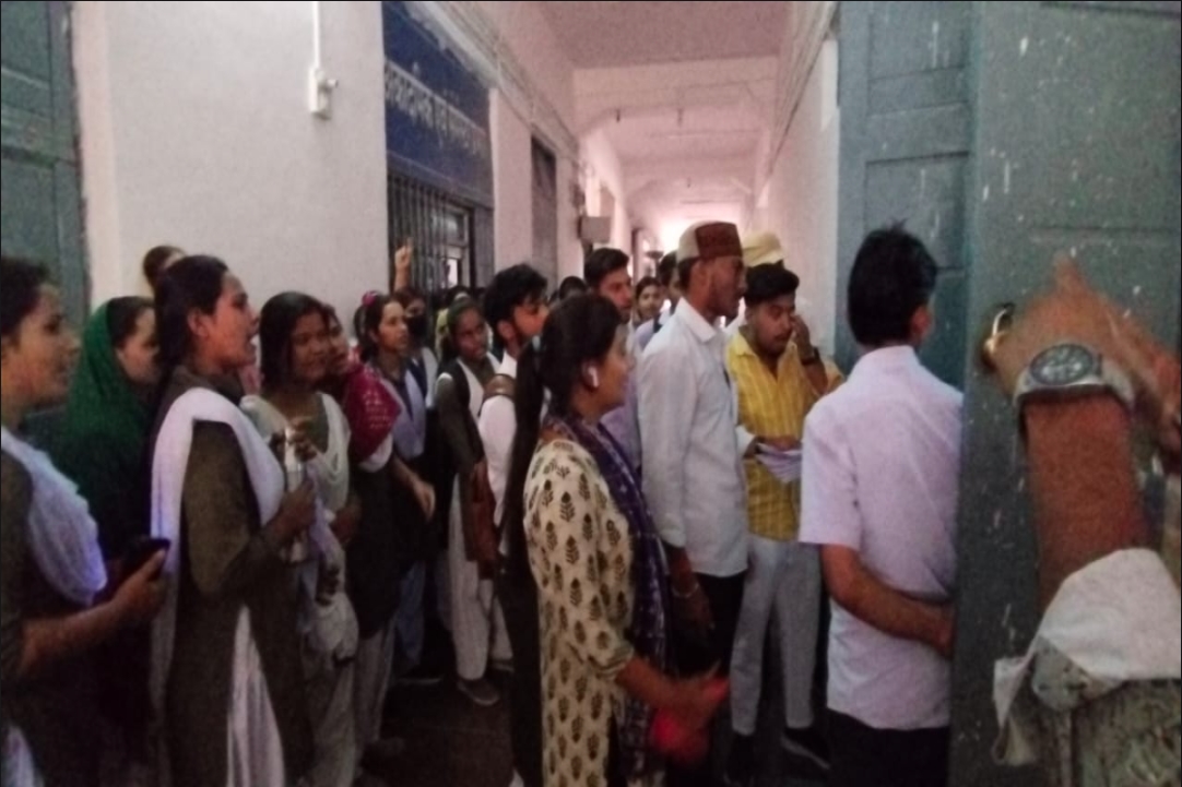 TRS College Me Hungama : TRS कॉलेज में छात्र-छात्राओं का हंगामा! एक ही विषय में फैल हुए 120 स्टूडेंट्स, प्राचार्य ने जमकर लगाई फटकार और फिर हो गया ये कांड..