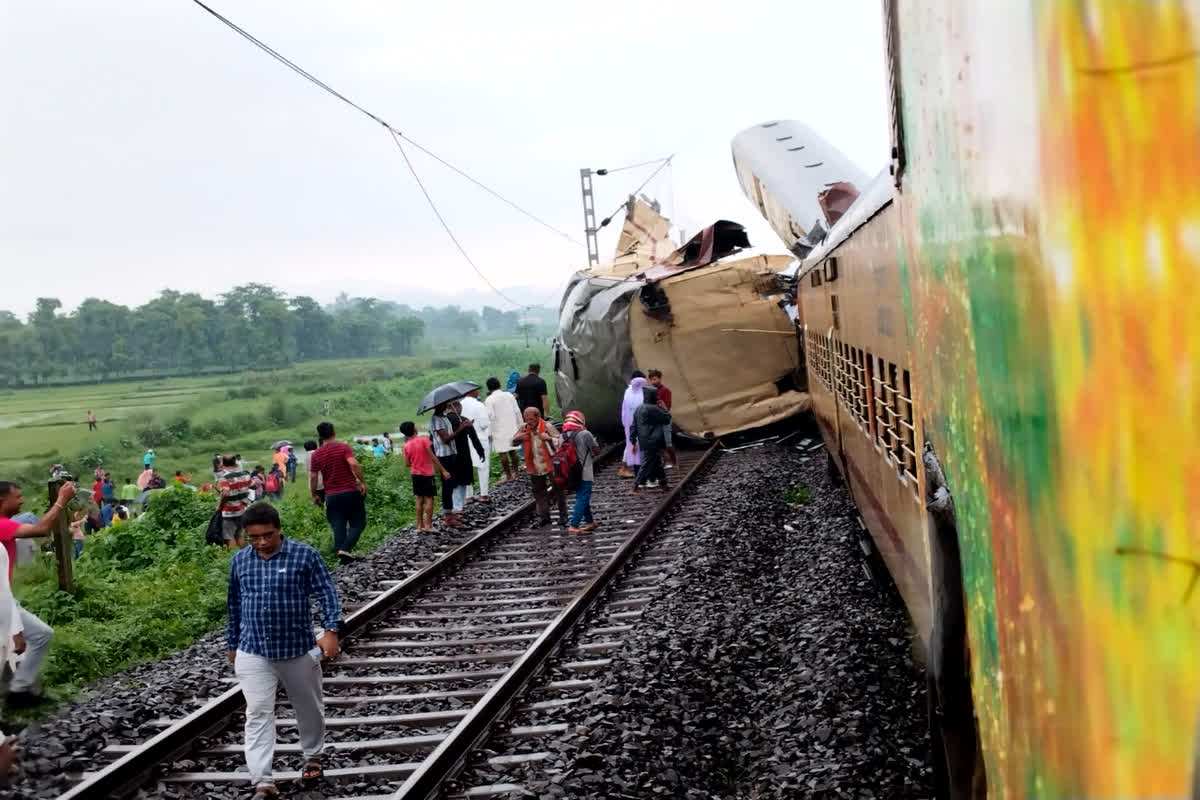 Train Accident In West Bengal : ईद पर पश्चिम बंगाल में बड़ा ट्रेन हादसा..! कंचनजंगा एक्सप्रेस में मालगाड़ी ने मारी टक्कर, अबतक 5 लोगों की मौत की खबर