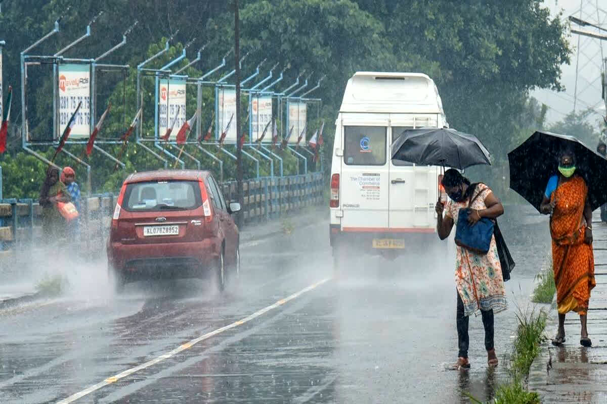 IMD Weather Alert: मानसून के दस्तक देती ही दिखने लगा असर, कई इलाकों में भूस्खलन और जलभराव, रेड अलर्ट जारी