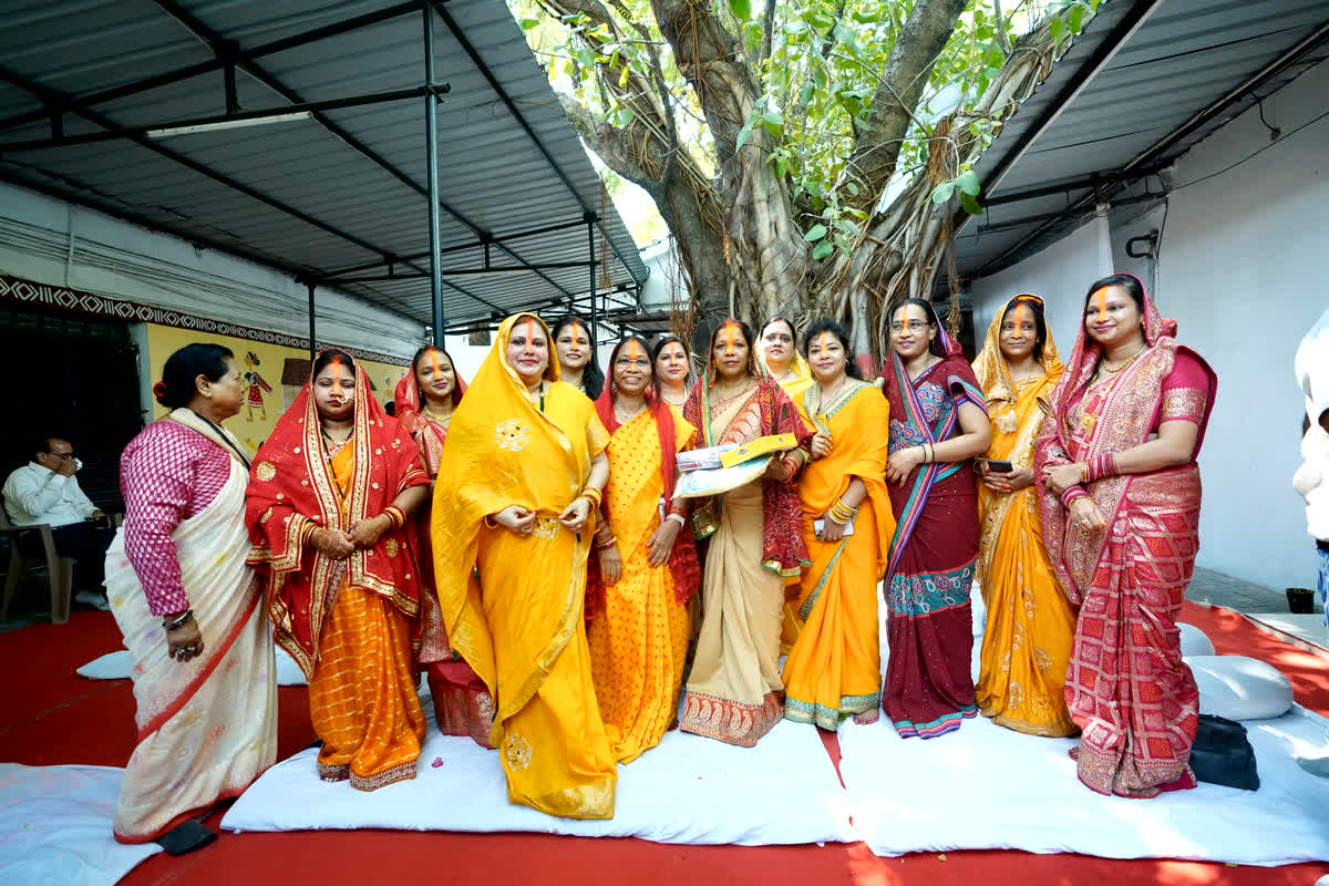 Vat Savitri 2024: CM निवास में सुहागन महिलाओं ने की वटवृक्ष की पूजा-अर्चना, सीएम साय की पत्नी ने दिया पर्यावरण संरक्षण का संदेश..