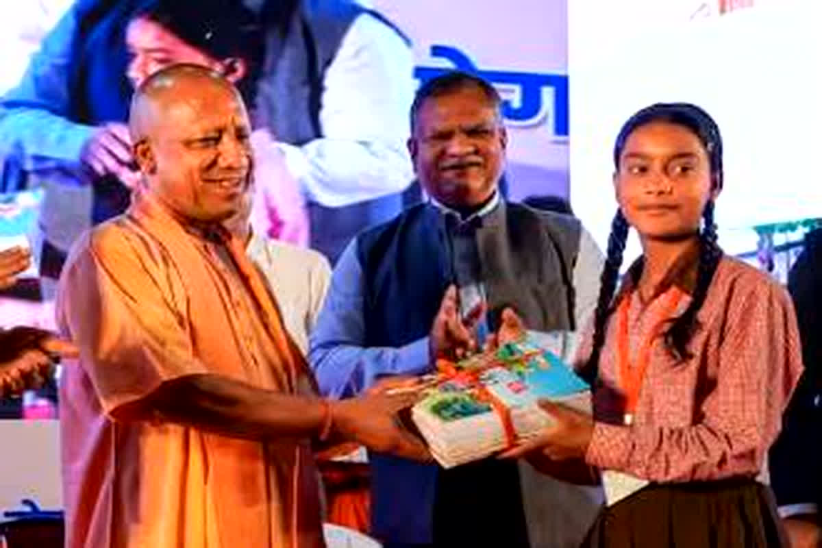 CM Yogi Adityanath: मेरिट में आए मेधावी छात्र-छात्राओं को CM योगी ने किया सम्मानित, कहा-‘कोई छात्र स्कूल से वंचित न रहे’