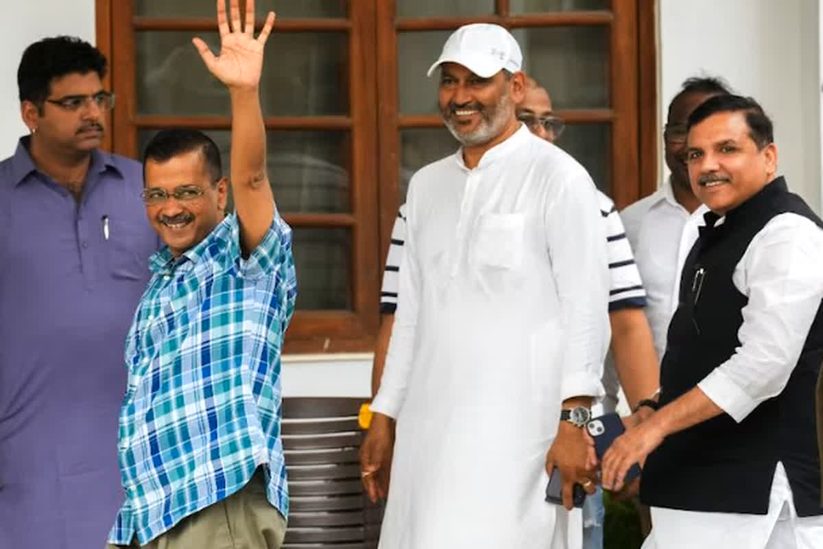 Kejriwal Reached Tihar Jail: केजरीवाल ने तिहाड़ में किया सरेंडर, कहा- पता नहीं जेल से कब आऊंगा वापस…