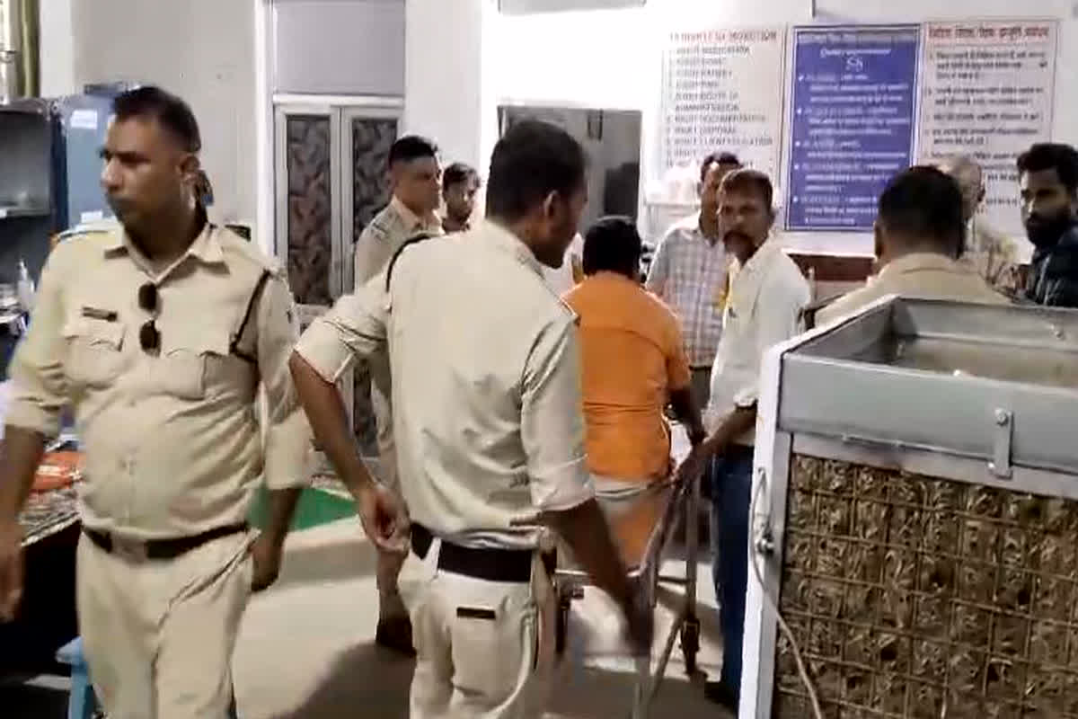 Balaghat Crime News: बदमाशों ने सरेआम सर्राफा व्यापारी को मारी गोली, सोने-चांदी से भरा थैला लेकर हुए फरार