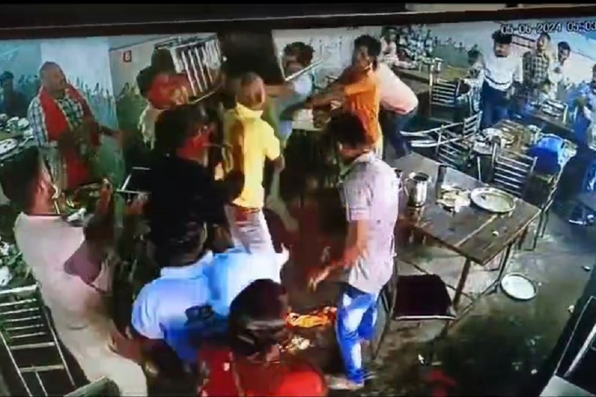 कवर्धा में दो युवकों के साथ बेरहमी से मारपीट, चिकन सेंटर के कर्मचारियों पर गुंडागर्दी का आरोप, वीडियो वायरल