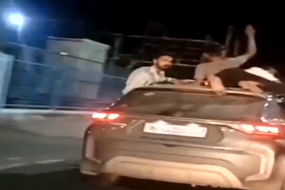 Bhopal Viral Video: राजधानी में नहीं थम रही स्टंटबाजी, कार की छत पर बैठकर किया अश्लील डांस, वायरल हुआ वीडियो