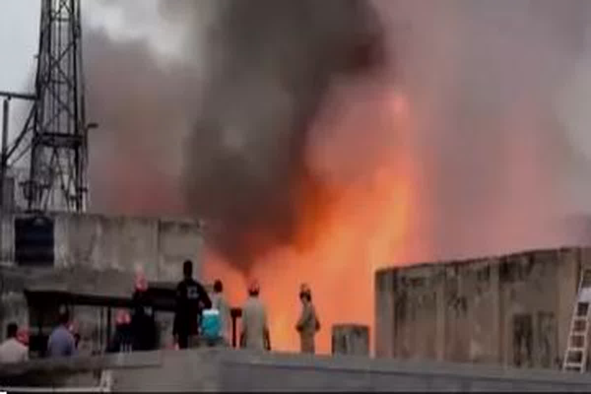 Chandni Chowk Fire Incident: चांदनी चौक आगजनी की घटना में एफआईआर दर्ज, करीब 120 दुकानें हुई जलकर राख