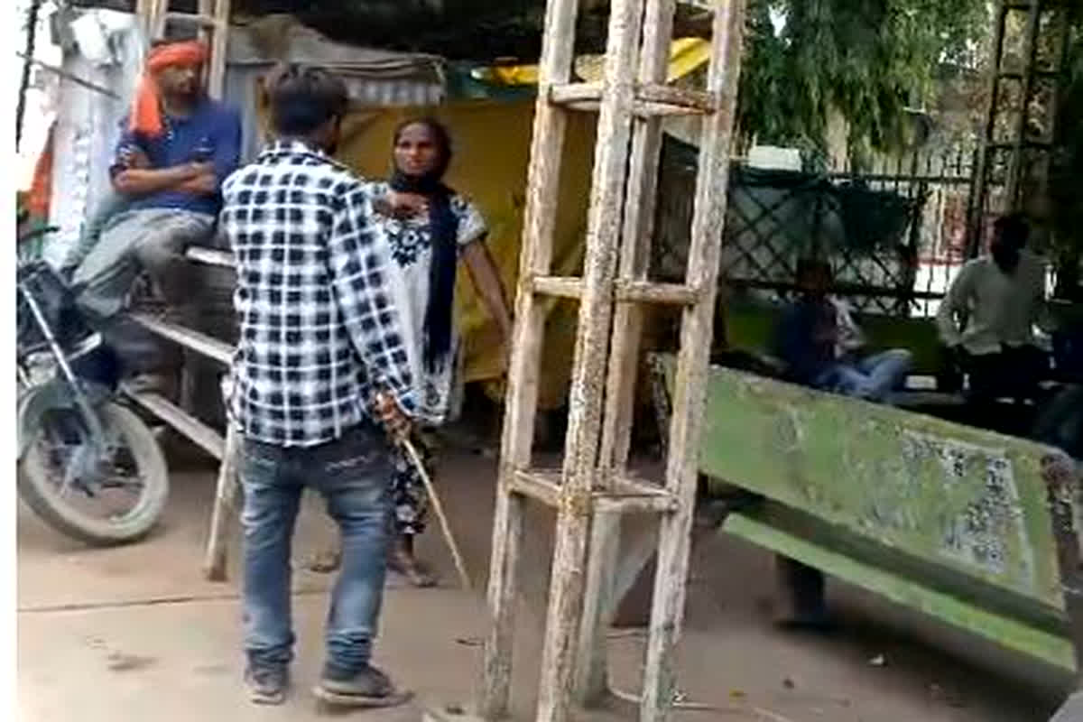 Chhatarpur Viral Video: सरेआम युवक ने महिला की कर दी जूते डंडे से जमकर पिटाई, घटना का वीडियो आया सामने, जानें क्या है मामला