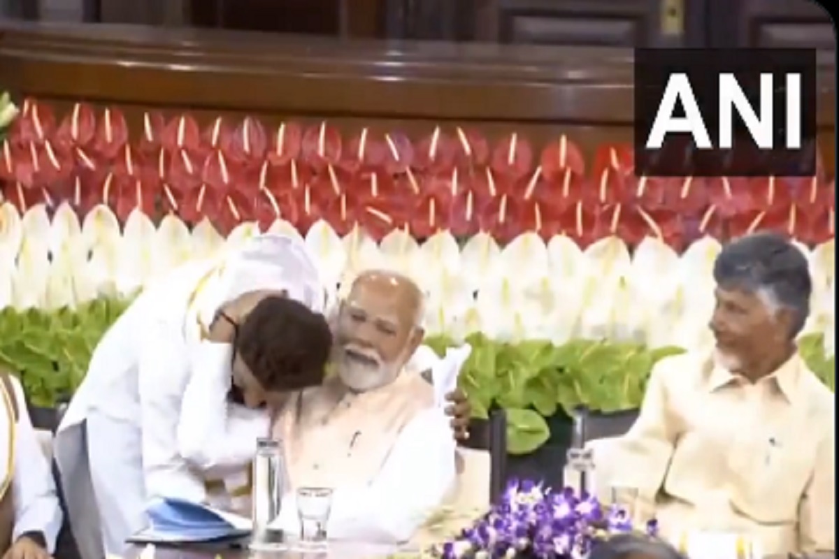 NDA Meeting: चिराग पासवान ने छुए पीएम मोदी के पैर तो मोदी ने प्यार से लगाया गले, दिल छू लेने वाला वीडियो आया सामने