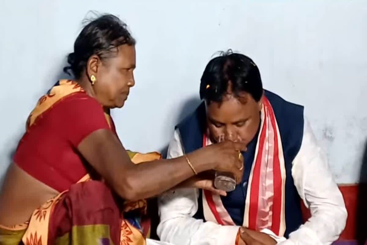 CM Mohan Majhi News : अपने पैतृक गांव रायकला पहुंचे ओडिशा के नवनिर्वाचित सीएम मोहन मांझी, मां ने हाथों से खिलाया खाना