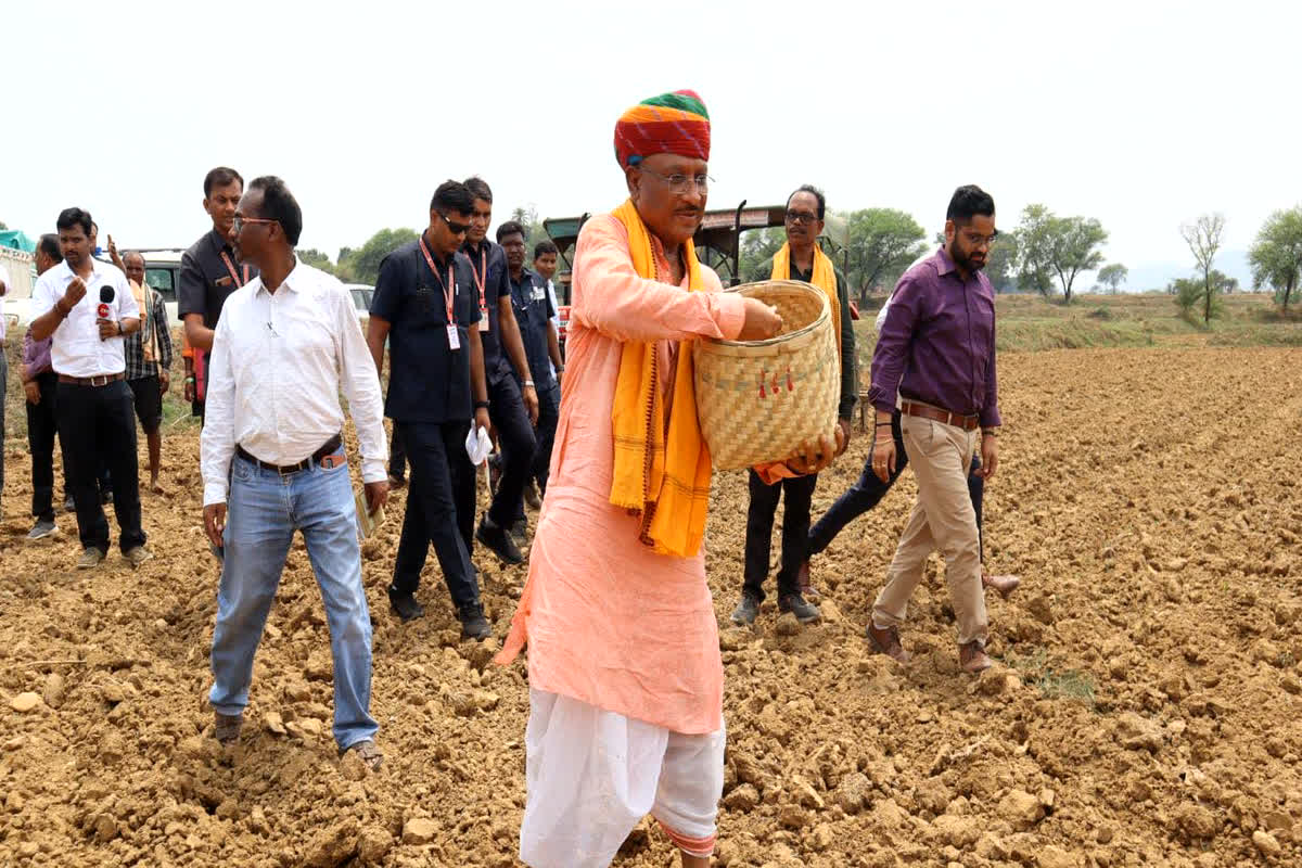 CM Vishnudeo Sai Photos: सिर पर पगड़ी, हाथ में बीजों की टोकरी.. किसान की भूमिका में दिखे सीएम विष्णुदेव साय