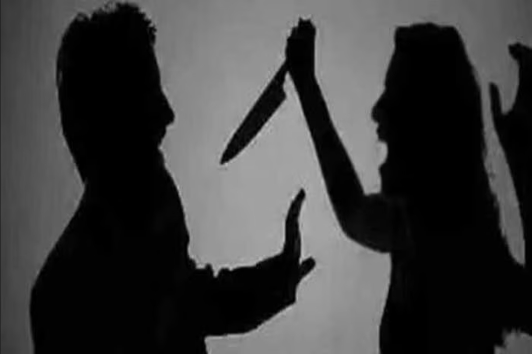 Crime News : घर पर सो रहे पति की बेरहमी से हत्या कर बगल में सो गई पत्नी, फिर प्रेमी को बुलाकर किया ये काम, जानें पूरा मामला