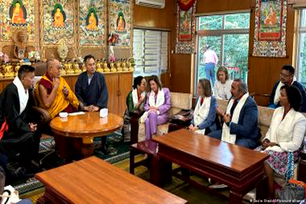 US Lawmakers Meet Dalai Lama : अमेरिकी सांसदों ने दलाई लामा से की मुलाकत, नैंसी पेलोसी समेत ये लोग रहे उपस्थित