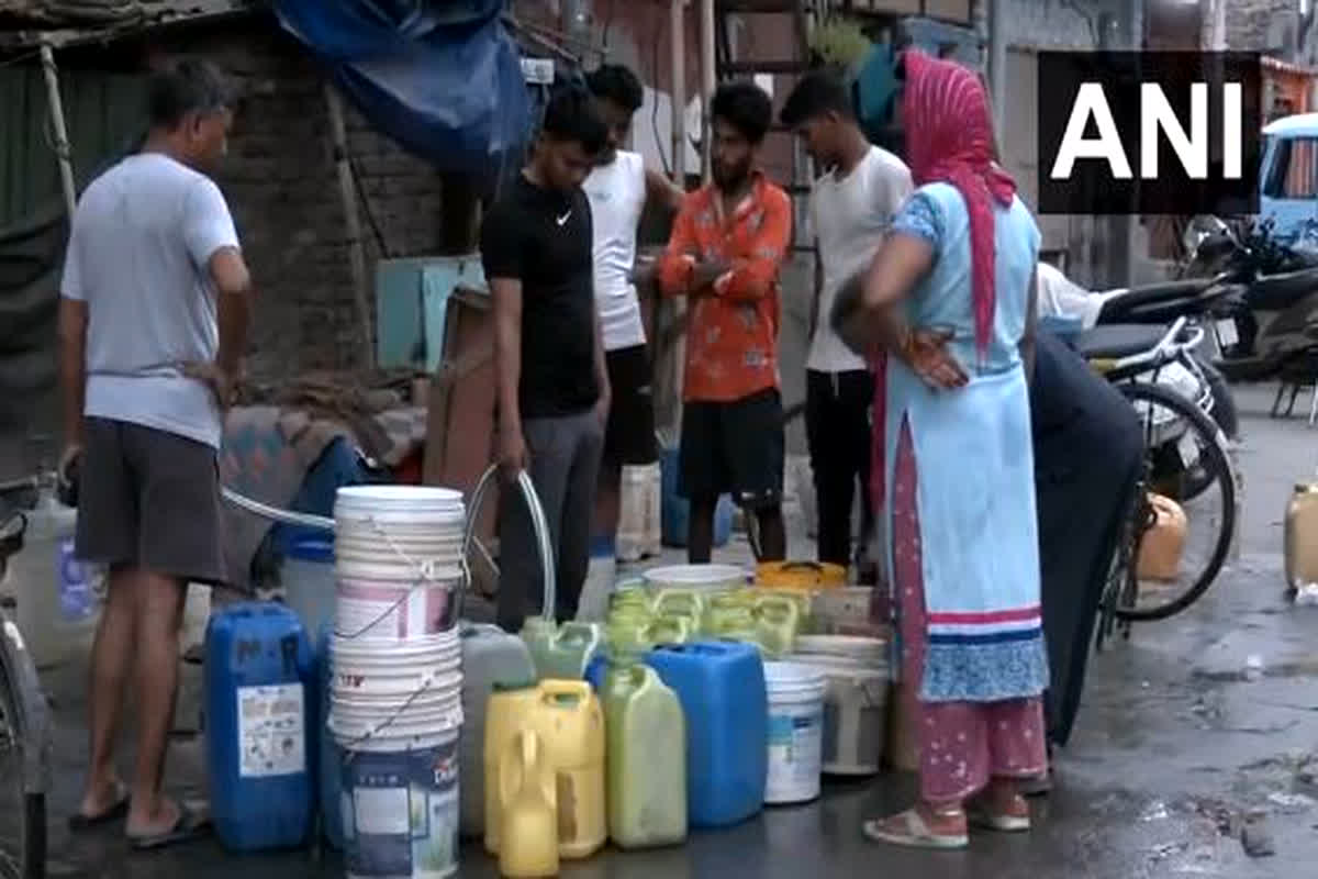 Delhi Water Crisis: जल संकट हुआ विकराल…पानी की एक-एक बूंद के लिए तरसे लोग, मचा हाहाकार
