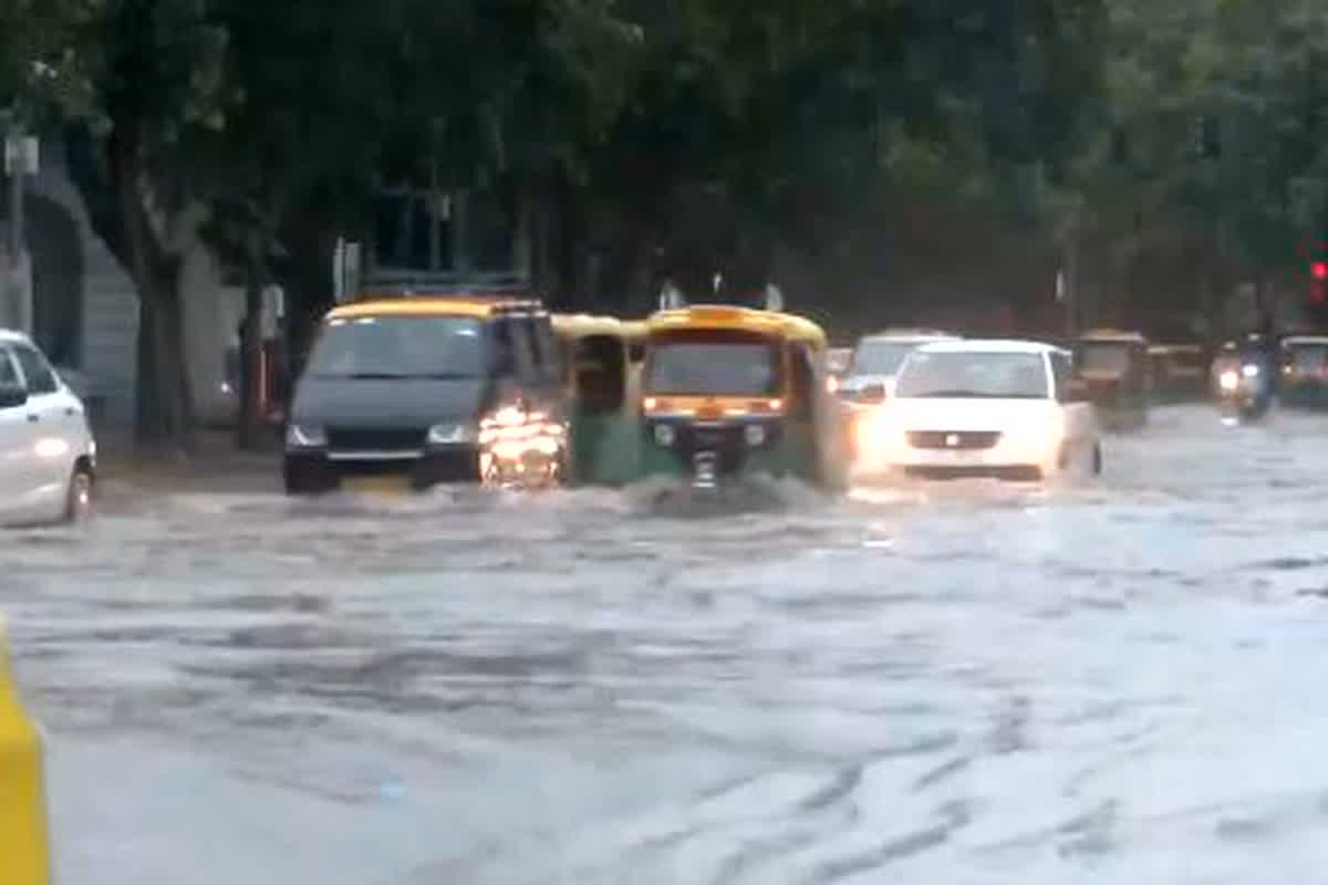 Delhi Heavy Rain: मानसून की पहली बारिश में ही लबालब हुई सड़कें, पानी में डूबी गाड़ियां, यातायात प्रभावित