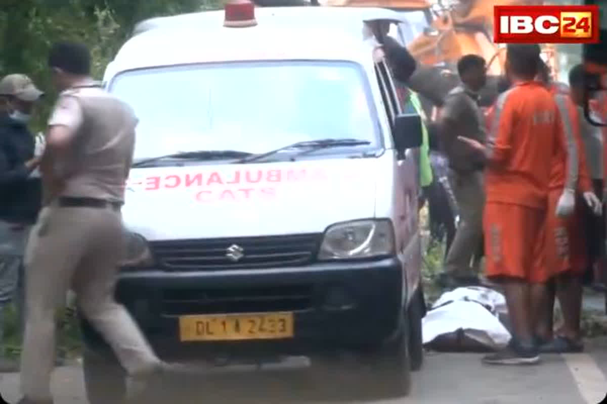 Delhi Rain Update : निर्माणाधीन इमारत के गड्ढे में गिरे तीन मजदूरों में से एक का शव बरामद, दो की तलाश जारी