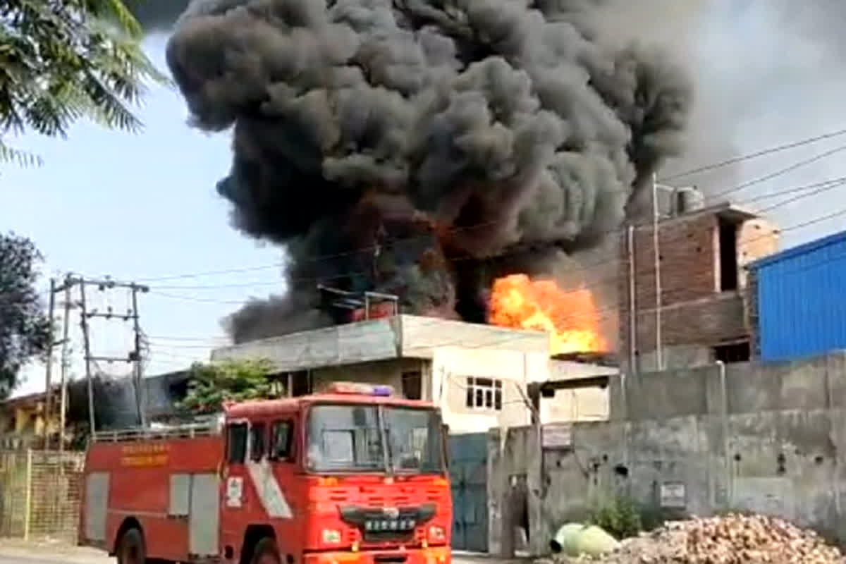 Fire in Closed Factory: यहां बंद पड़े फैक्ट्री परिसर में लगी भीषण आग, 35 कारें जलकर राख, इलाके में मची अफरा-तफरी…