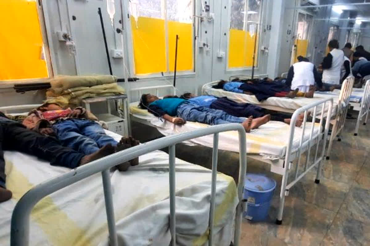 Food Poisoning: जहरीला खाना खाने से इंजीनियरिंग कॉलेज के 42 छात्र बीमार, अस्पताल में भर्ती…