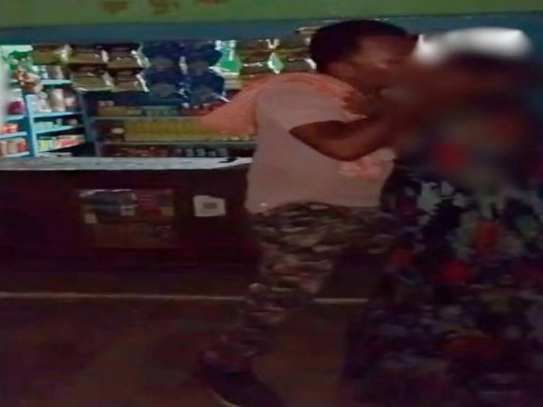 नहीं थे पैसे तो Lip Kiss देकर चुकाई सामान की कीमत, किसी ने रिेकॉर्ड कर वायरल कर दिया वीडियो तो खुल गया पूरा मामला