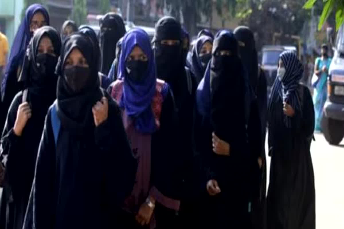 Hijab Ban in College: कॉलेज प्रबंधन ने हिजाब पर लगाया बैन, अब हाईकोर्ट पहुंची छात्राएं