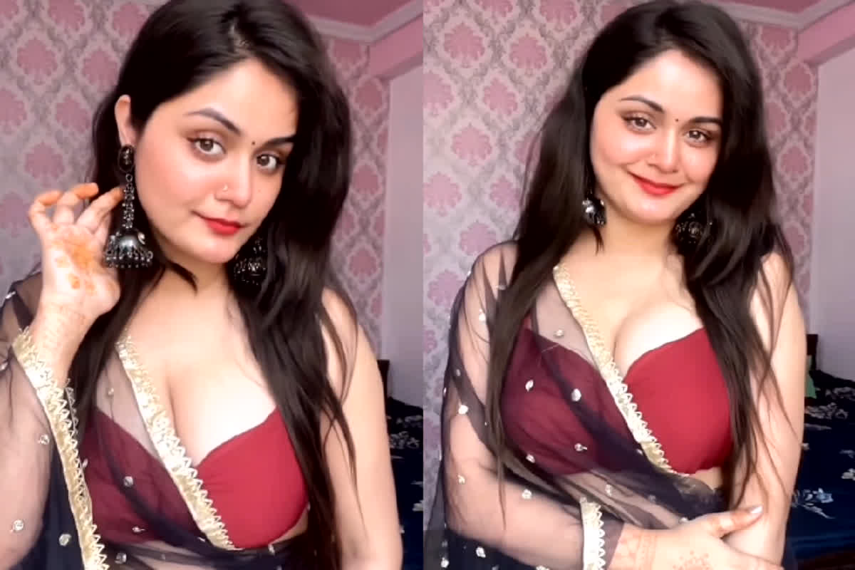 Hot Bhabhi Sexy Video: इस मॉडल भाभी ने बढ़ाया पारा, ब्लैक साड़ी रेड ब्लाउज में दिखाया बोल्ड अवतार, वायरल हुआ सेक्सी वीडियो