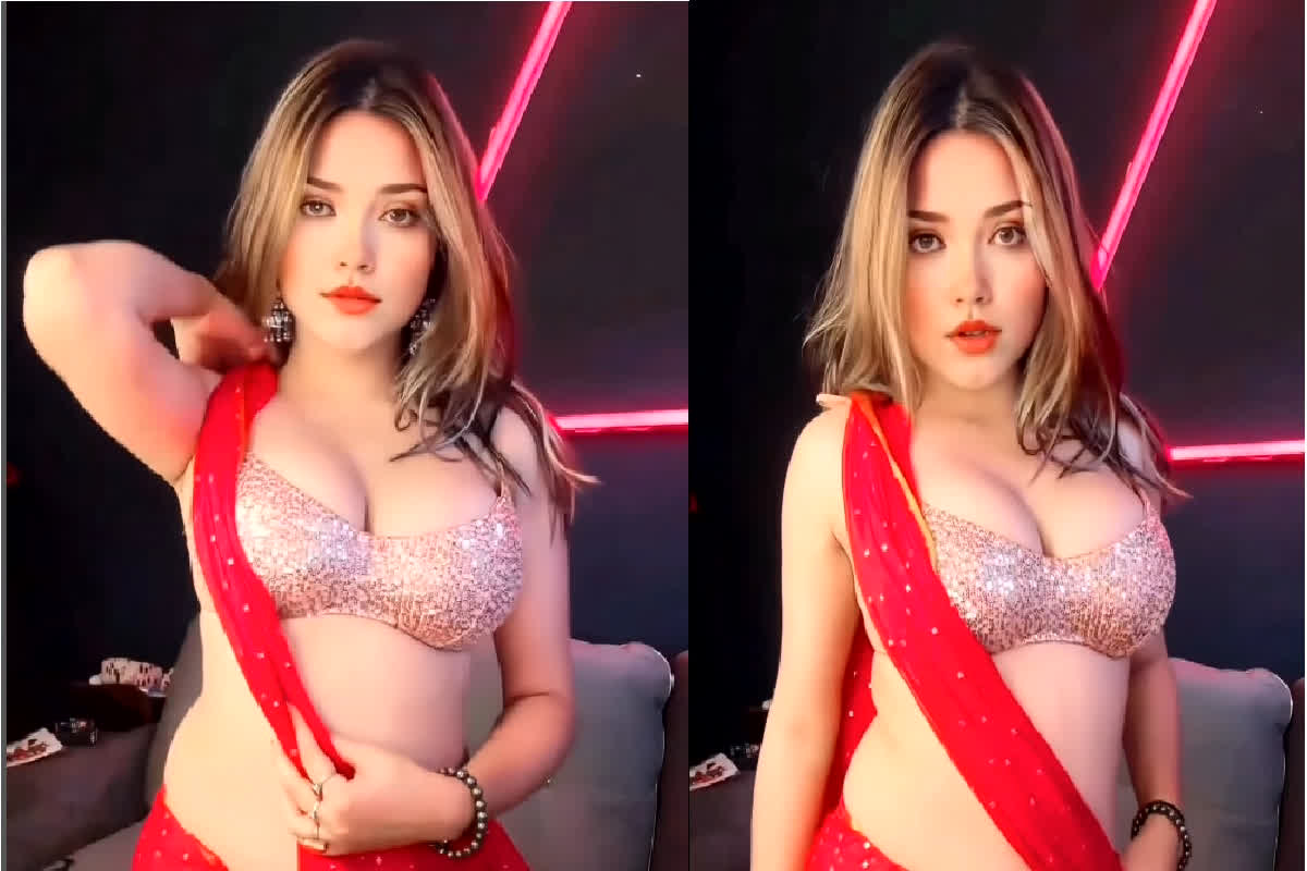 Indian Bhabhi Sexy Video : Indian Bhabhi ने डीप नेक ब्लाउज में फ्लॉन्ट किया सेक्सी फिगर, वीडियो देख आप भी हो जाएंगे मदहोश