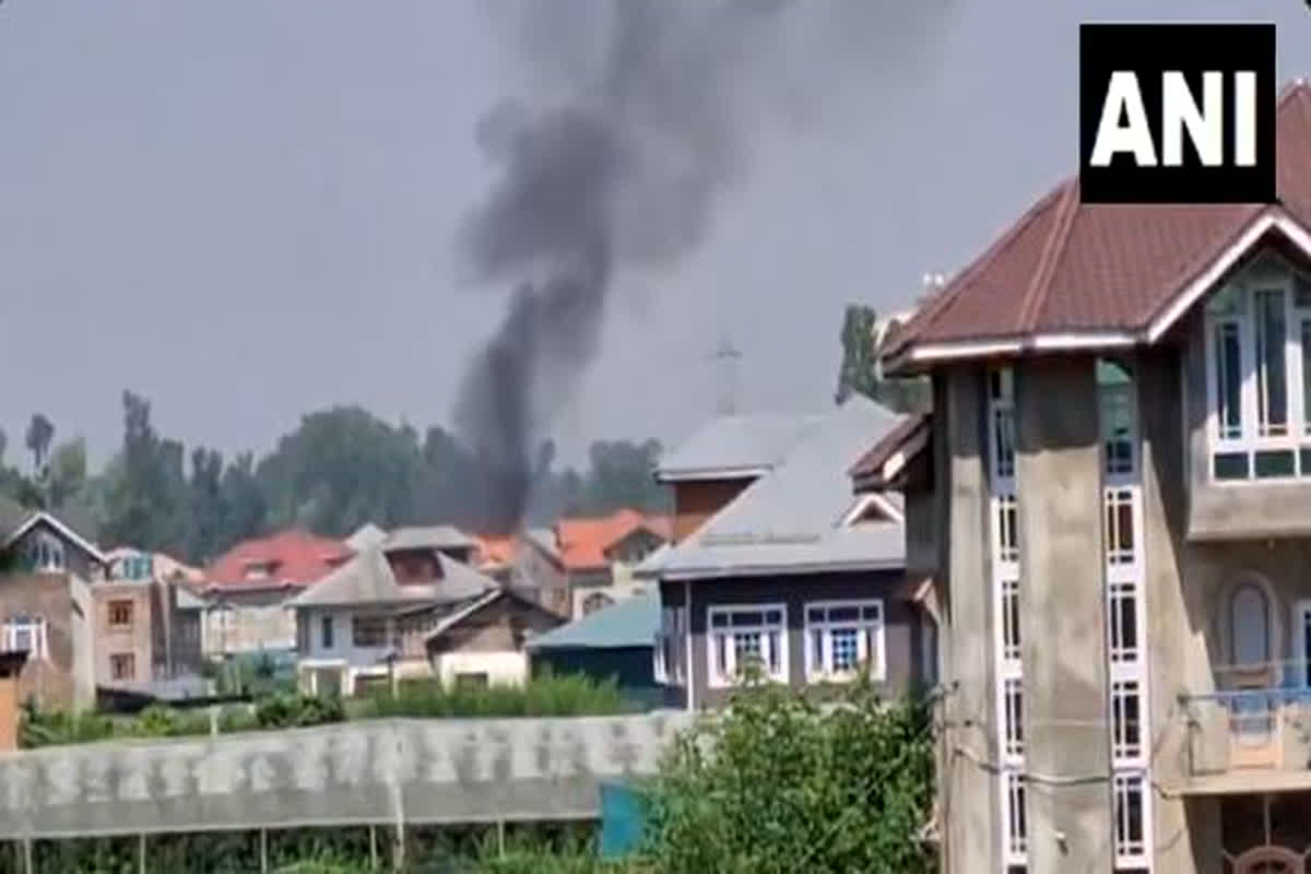 Pulwama Encounter News : जिस घर में छिपे है आतंकी उस में लगी आग, सुरक्षाबलों और आतंकियों के बीच मुठभेड़ जारी