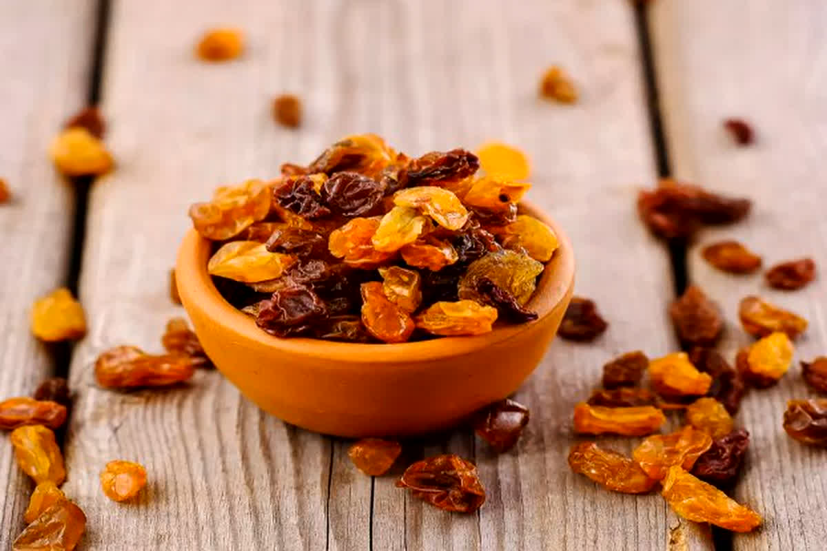 Benefits of Eating Raisins: हर रोज किशमिश खाने के 6 अद्भुत फायदे, जिनके बारे में नहीं जानते होंगे आप…