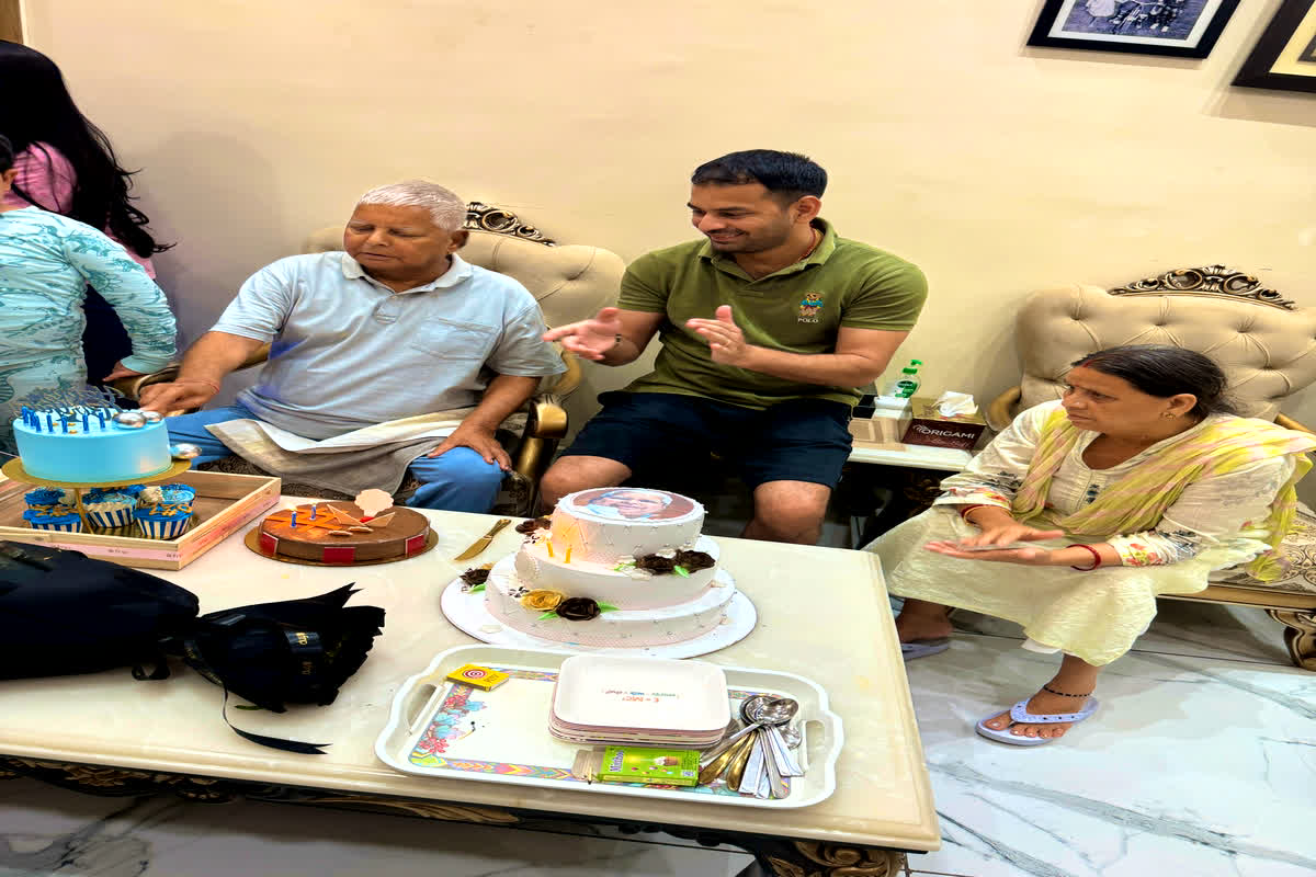 Happy Birthday Lalu Yadav : 77 साल के हुए RJD प्रमुख लालू यादव, परिवार संग मनाया जन्मदिन
