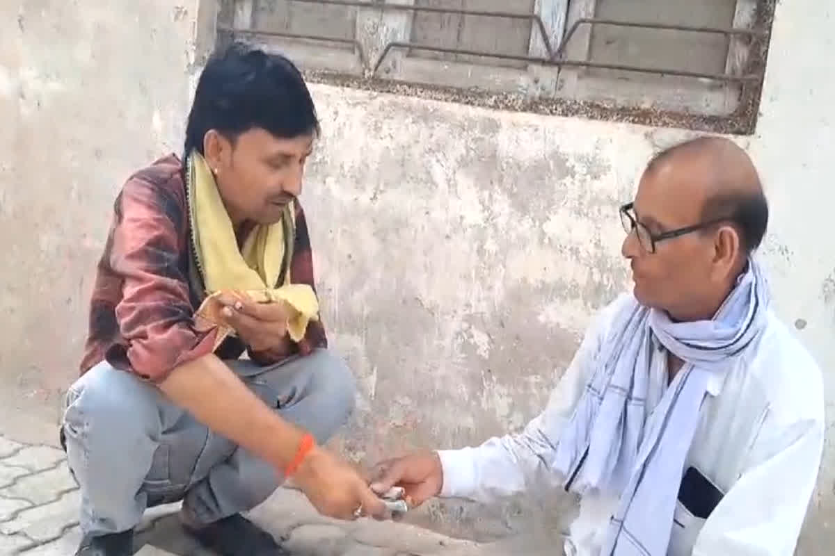 Lekhpal Rishwat Video Viral: योगी सरकार को पलीता लगा रहे लेखपाल, रिश्वत लेते सोशल मीडिया पर वीडियो हुआ वायरल…