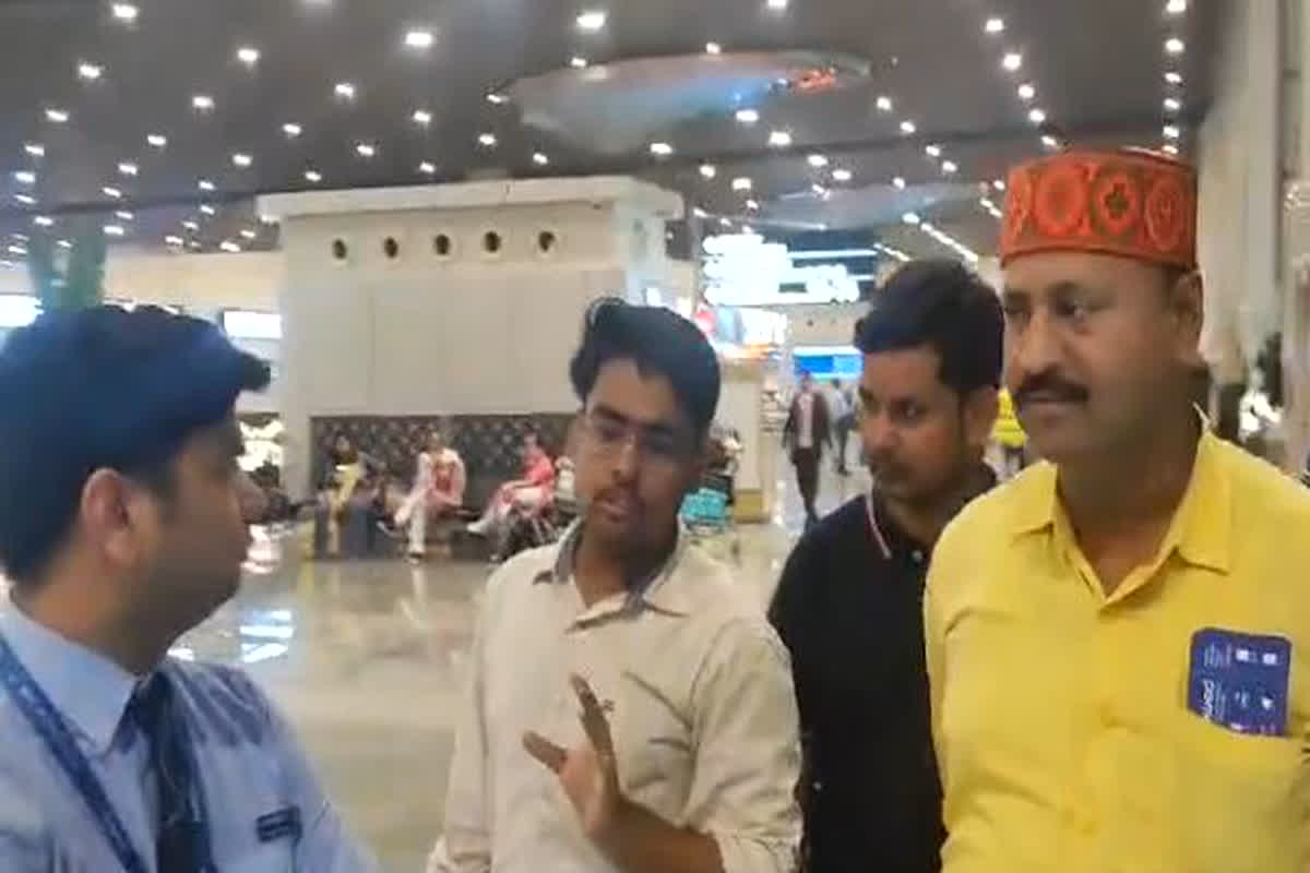 Lucknow Airport: यात्रियों को लिए बिना ही उड़ गई इंडिगो फ्लाइट, नाराज दर्जनों पैसेंजर्स ने एयरपोर्ट पर मचाया बवाल