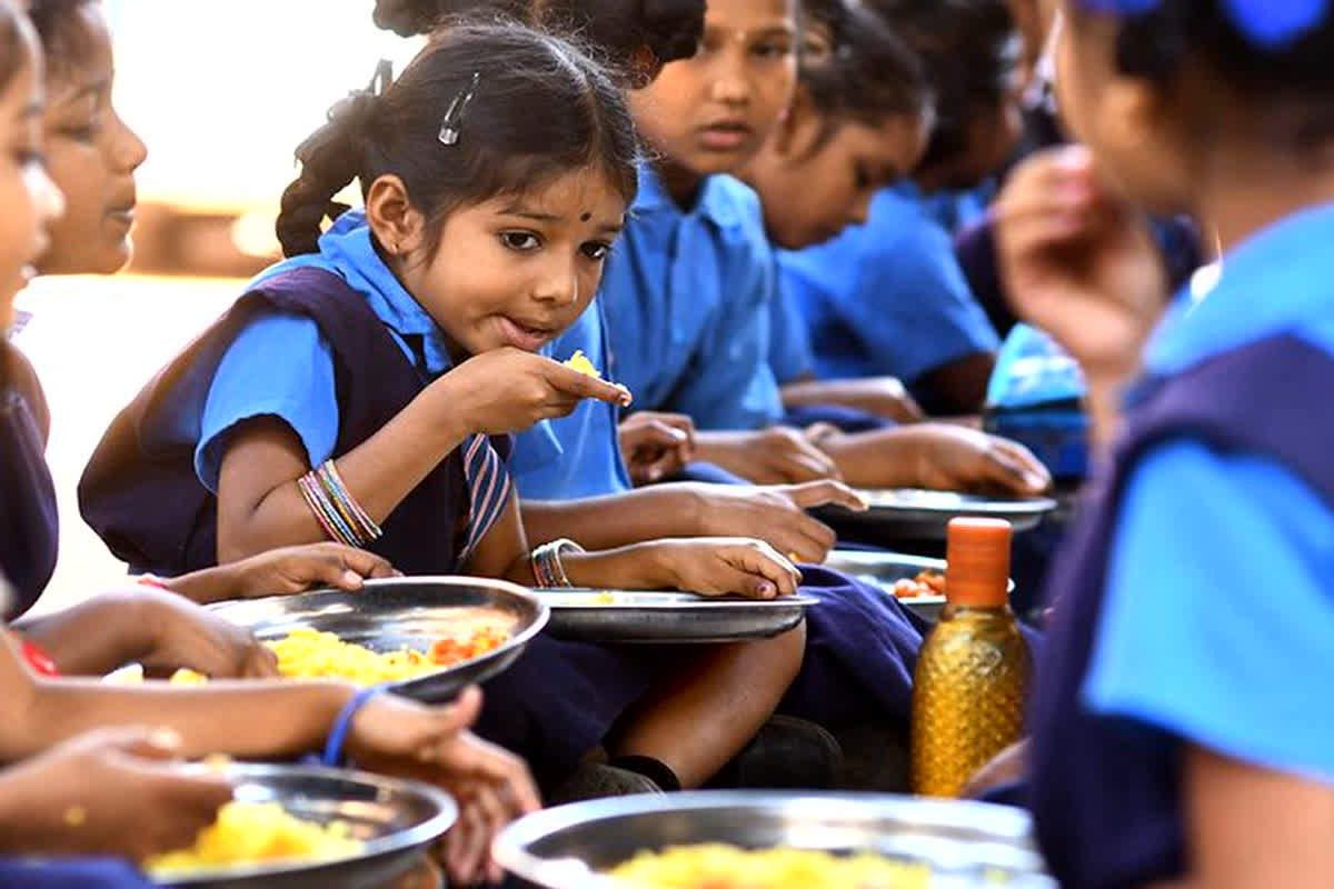 Mid Day Meal Scheme: स्कूली बच्चों की हुई मौज, अब मिड डे मील में मिलेगा ये स्पेशल खाना, यहां देखें मेन्यू लिस्ट…