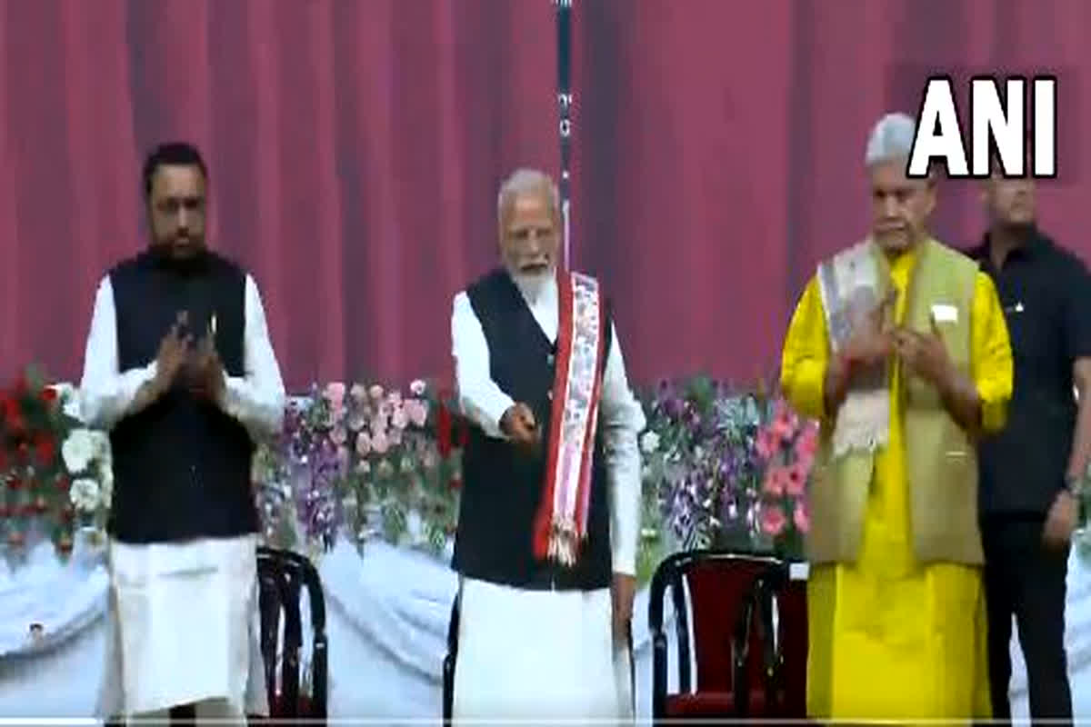 PM Modi Jammu & Kashmir Visit: जम्मू-कश्मीर के दौरे पर पहुंचे पीएम मोदी, करोड़ों की विकास परियोजनाओं का किया शिलान्यास 