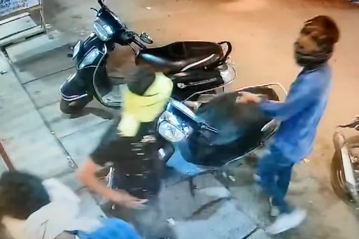 Morena Firing News : सिगरेट पीने से मना करने पर बदमाशों ने कर दी ताबतोड़ फायरिंग, रेस्टोरेंट में मची अफरा-तफरी