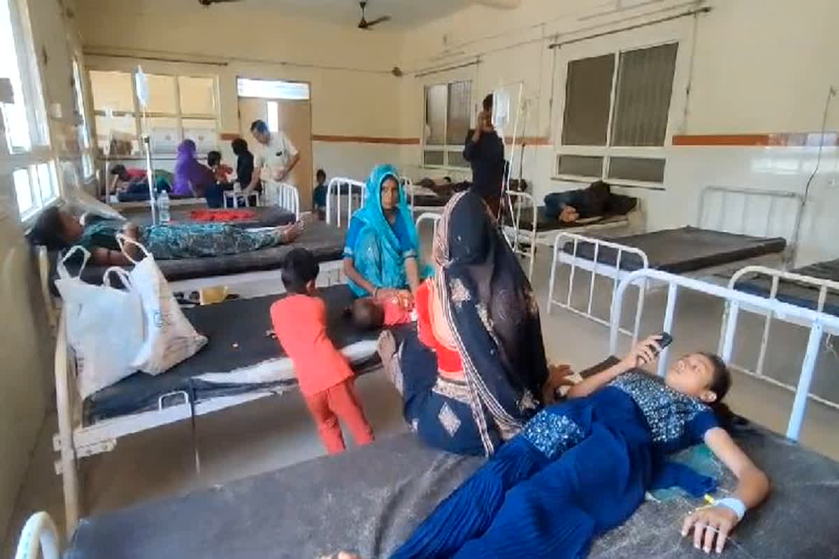 Food Poisoning In Morena: एक साथ 50 ग्रामीण हुए फूड पॉइजनिंग का शिकार, अस्पताल परिसर में मचा हड़कंप