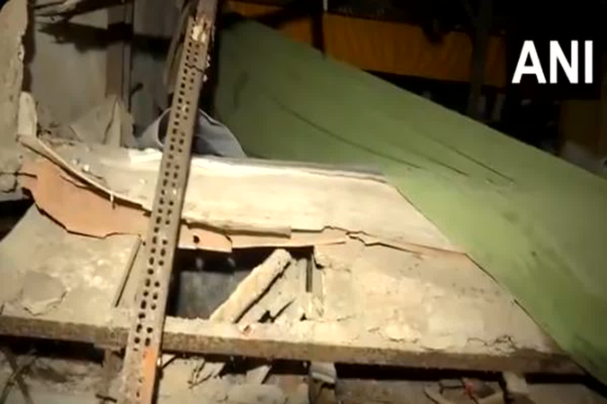 Mumbai News: भरभराकर गिरी मकान की छत, मलबे में दबने से दो लोगों की मौत, बचाव कार्य जारी