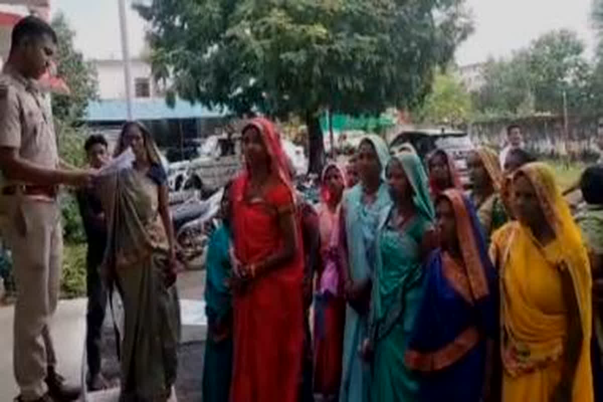 Mahilao Se Thagi: शातिर ठगों ने गांव की 100 से ज्यादा महिलाओं को बनाया शिकार, झांसे में लेकर लगाया करोड़ों का चूना