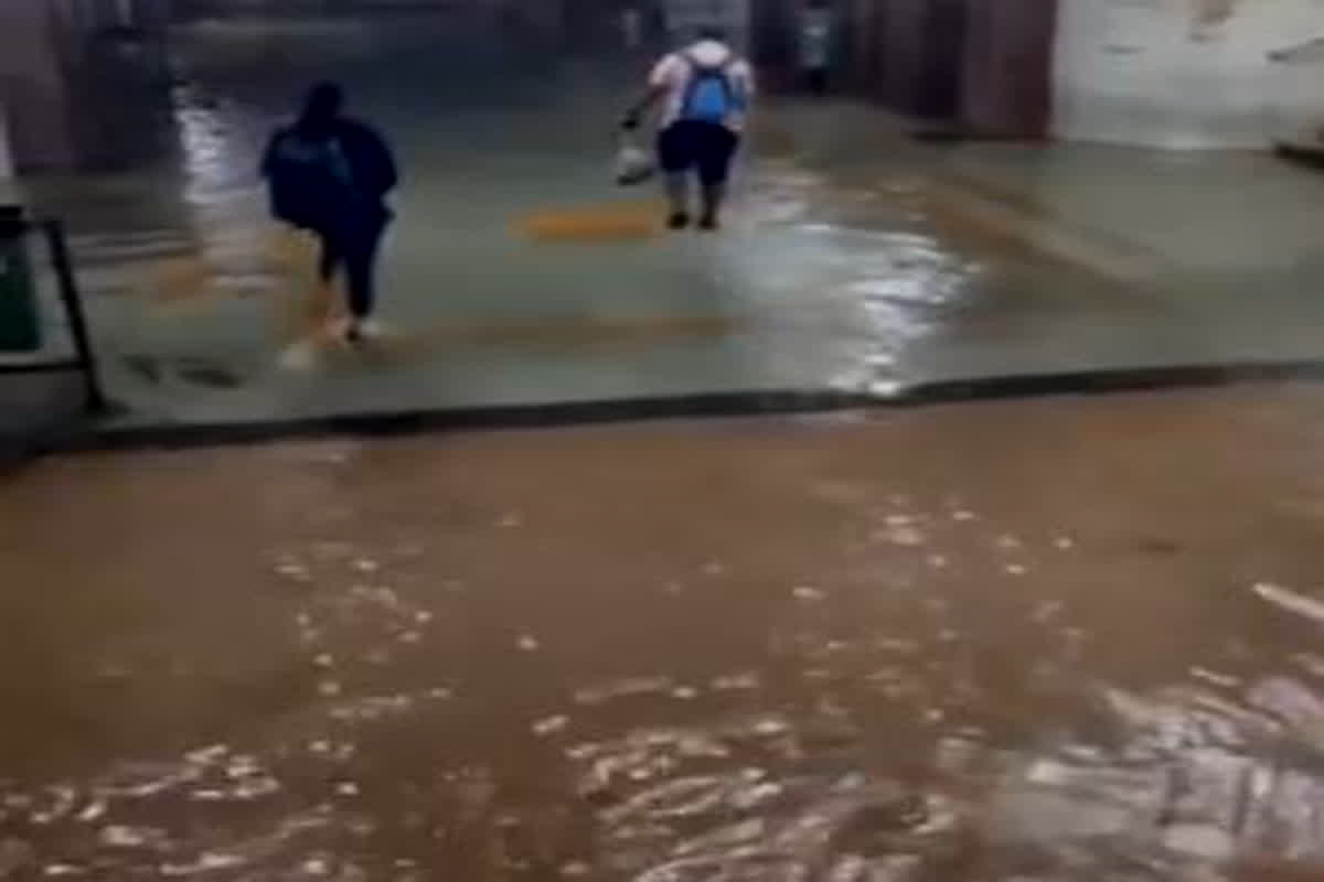Mumbai Rain: मानसून की पहली बारिश में ही जलमग्न हुई सड़कें, रेलवे स्टेशन पर भरा पानी, यातायात भी हुए प्रभावित