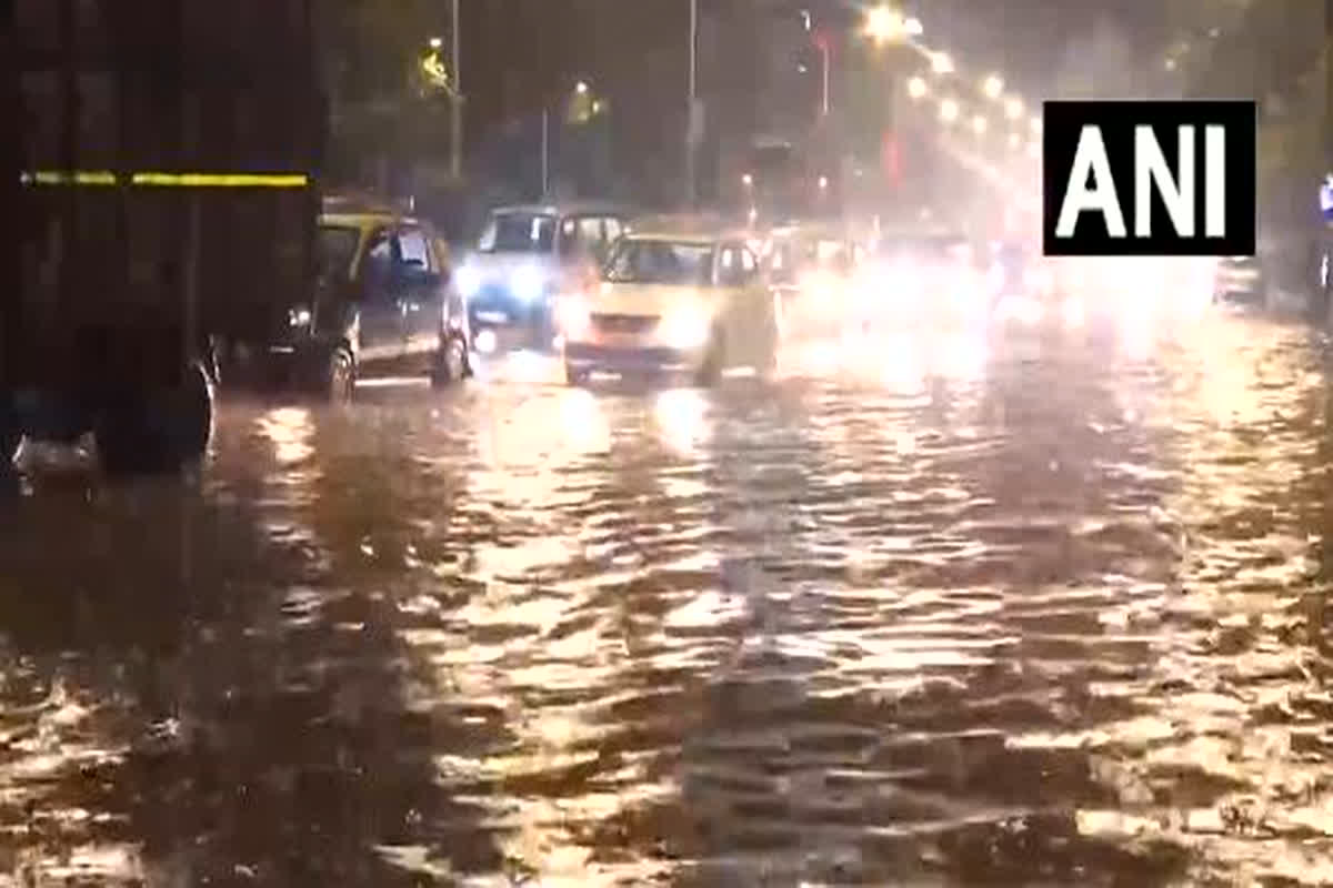 Mumbai Weather Update: पहली बारिश में डूबी मायानगरी, पानी से लबालब हुई सड़कें, समय से पहले पहुंचे मानसून ने मचाई तबाही