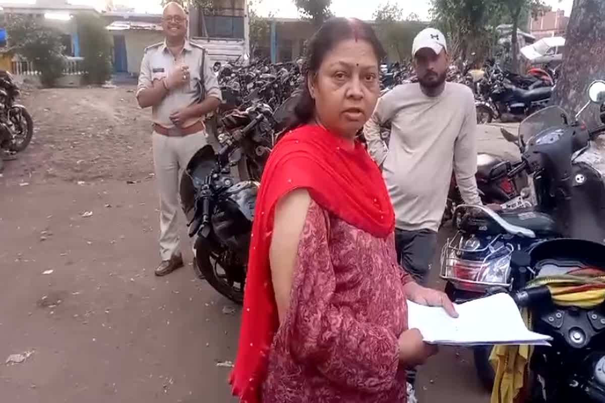 Jabalpur Female Patwari Beaten Up: कपड़े फाड़े, रॉड से करने लगा हमला.. अवैध कब्जे अतिक्रमण की जांच करने पहुंची महिला पटवारी ने लगाए गंभीर आरोप