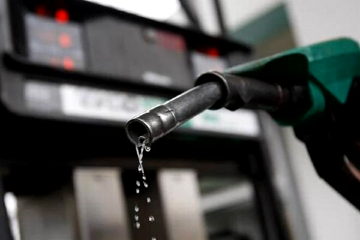 Petrol Diesel Price Today News: पेट्रोल 5 रुपए सस्ता, डीजल के दाम में भी 4 रुपए की कटौती, आम जनता को मिली महंगाई से राहत