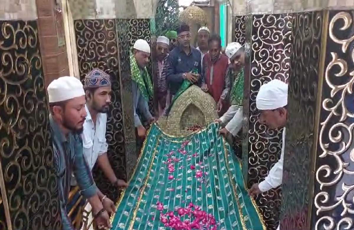 मोदी को तीसरी बार पीएम बनने के लिए मुस्लिम समाज ने मांगी दुआ, मजार में चढ़ाई चादर