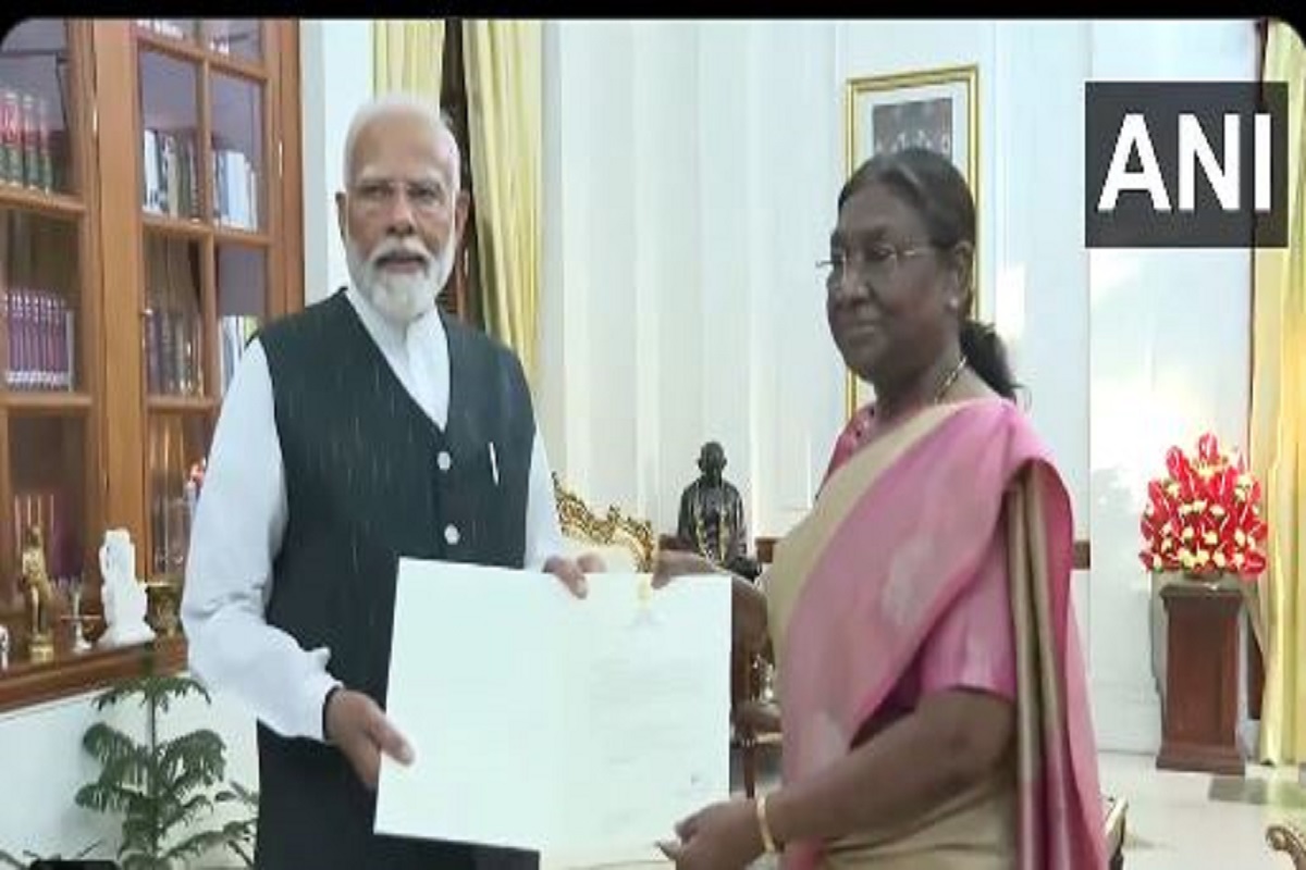 PM Modi live: राष्ट्रपति भवन पहुंचे मोदी, पेश किया सरकार बनाने का दावा, राष्ट्रपति ने दिया आमंत्रण