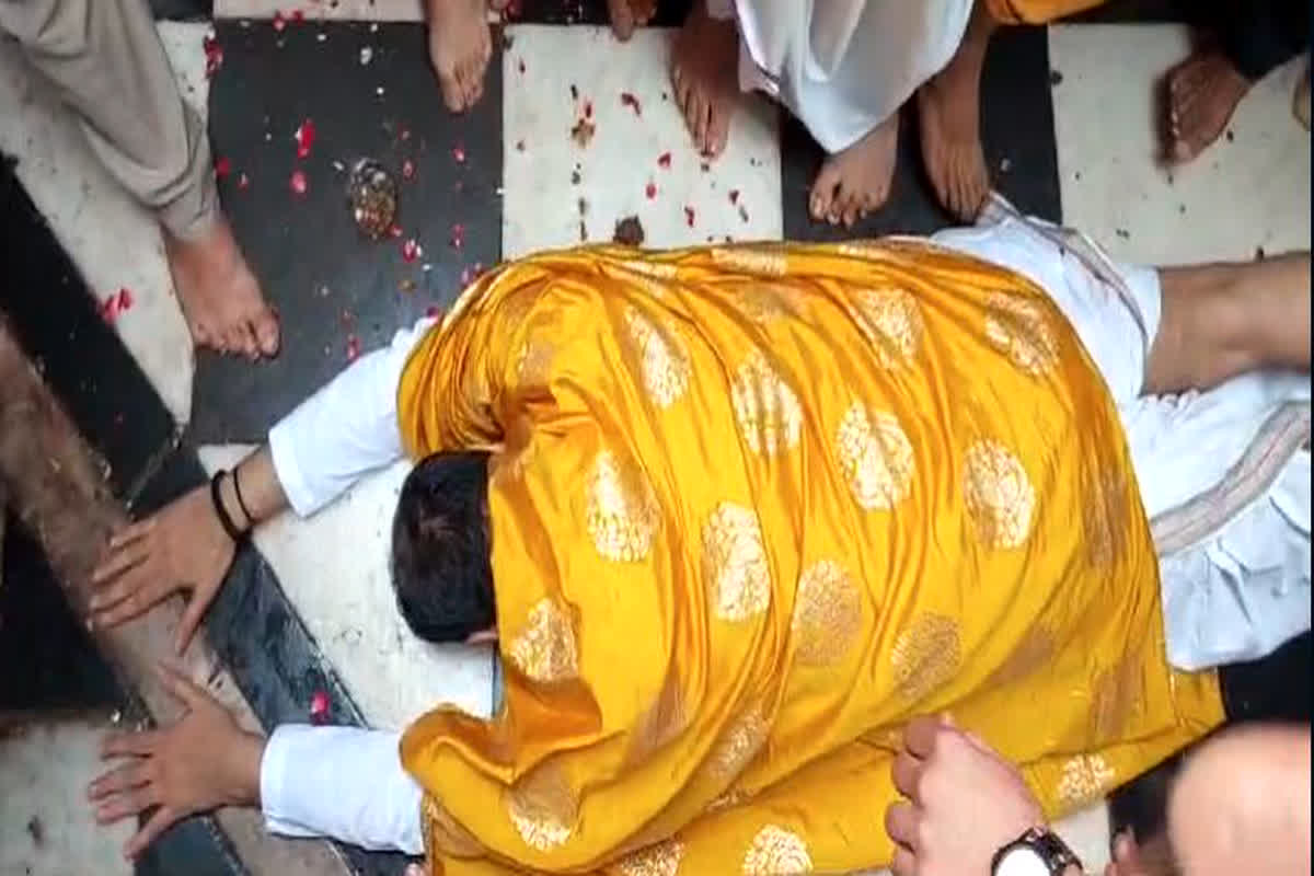 Pandit Pradeep Mishra Video : राधारानी के सामने दंडवत हुए प्रदीप मिश्रा, नाक रगड़ कर मांगी माफी, बताया क्यों आए बरसाना