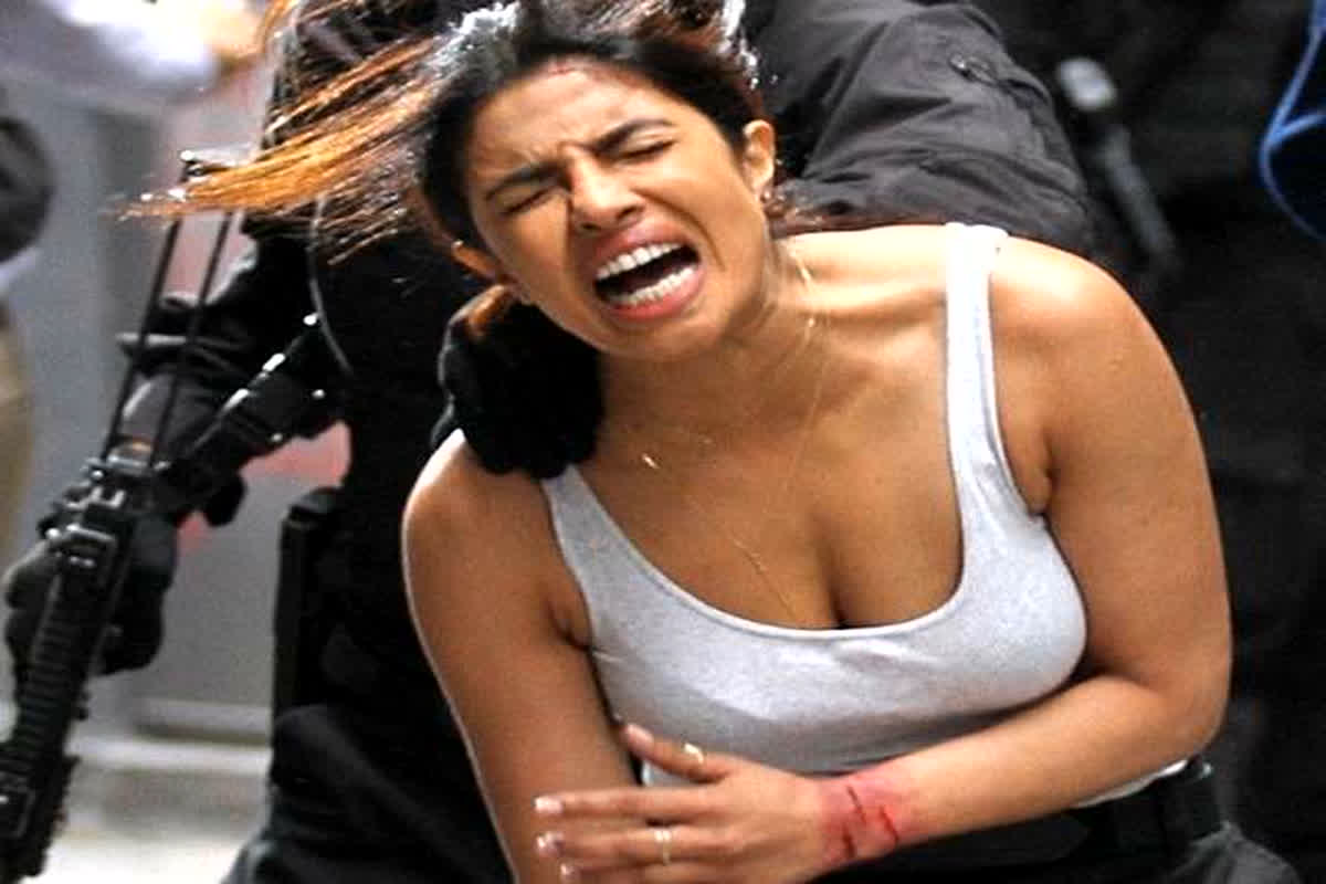 Priyanka Chopra Injured: फिल्म ‘द ब्लफ’ की शूटिंग के दौरान चोटिल हुईं प्रियंका चोपड़ा, शरीर के इस अंग पर लगी चोट